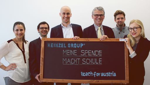  Meine Spende macht Schule: Sebastian Heinzel mit
Teach For Austria Gründer Walter Emberger im Kreis von Fellows