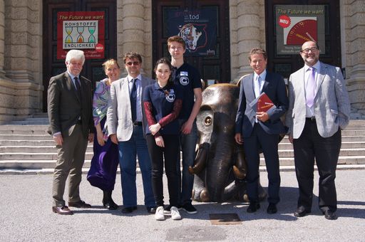 Im Bild v.l.n.r.: Hubert Dürrstein (GF OeAD-GmbH),
Barbara Weitgruber (Leiterin Sektion II, BMWFW), Hubert Kopeszki
(Direktor Goethe-Gymnasium), Sarah Warhanek und Konstantin Riermeier
(Schüler/innen Goethe-Gymansium), Karlheinz Töchterle (BM a.D.,
Abgeordneter zum Nationalrat), Christian Köberl (Generaldirektor NHM
Wien)