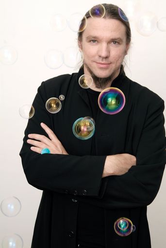 Vorschau Bild von Der österreichische Künstler und
Wahrnehmungsforscher SHA. im Portrait