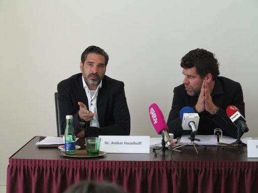  Dr. Anikar Haseloff (Universität Hohenheim, links)
und Thomas Holzinger (Mediaclub Wien) informierten im Rahmen einer
Pressekonferenz im Presseclub Concordia über die Verständlichkeit
der EU-Wahlprogramme.
