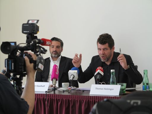 Vorschau Bild von Dr. Anikar Haseloff (Universität Hohenheim, links)
und Thomas Holzinger (Mediaclub Wien) informierten im Rahmen einer
Pressekonferenz am Presseclub Concordia über die Verständlichkeit
der EU-Wahlprogramme.