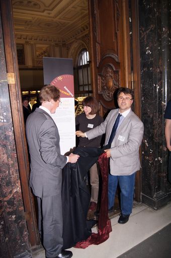 Vorschau Bild von Im Bild v.l.n.r.: Christian Smoliner, BMWFW,
Gertrude Zulka-Schaller, NHM, und Hubert Kopeszki, Goethe-Gymnasium.