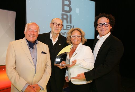  http://www.apa-fotoservice.at/galerie/5449 Im Bild
v.l.n.r.: KommR Anton Koller (Fachgruppenobmann Gesundheitsberufe),
Willi Resetarits (Musiker), Claudia Bandion-Ortner (Stv.
Generalsekr. KAICIID) und Rainer Schönfelder (Ex-Skistar, Dancing
Star)