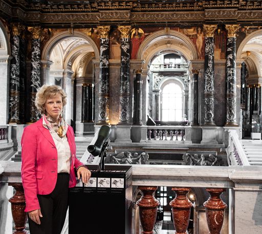 Generaldirektorin Sabine Haag mit dem neuen
Teleskop von SWAROVSKI OPTIK
