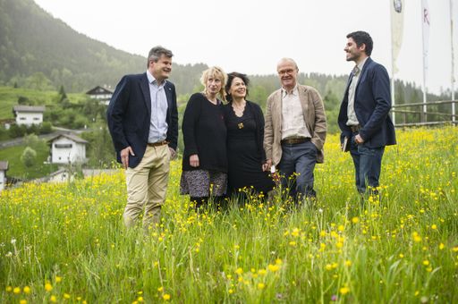  Eröffneten die dritte Auflage der
achensee.literatour (v. li.): Martin Tschoner (GF Achensee
Tourismus), die Autorinnen Ingrid Puganigg und Monika Helfer,
Michael Köhlmeier sowie der Stipendienpreisträger 2014 Bastian
Kresser.