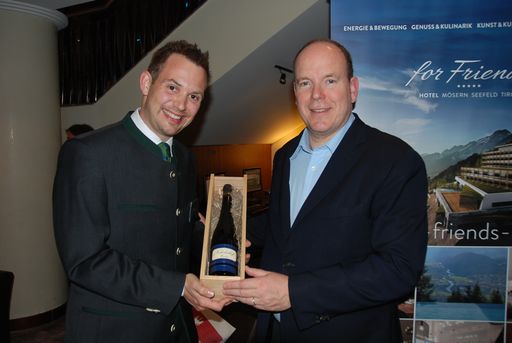 Pünktlich vor dem Formel-1-Wochenende in Monaco
wurde Fürst Albert II. Österreichs erster 100-Parker-Punkte-Wein
überreicht. Der prämierte Tropfen vom Traditionsbetrieb Nikolaihof
Wachau wurde von Weinbauer-Filius Martin Saahs im Rahmen des 21.
Fußball-Benefizspiels des "Star Team for Children" übergeben. Dieses
Foto darf nur im Zusammenhang Starteam for the Children Monaco
(Charity von Fürst Albert II) verwendet werden.