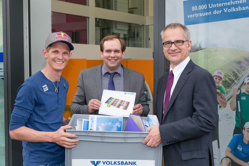v.l.n.r.: Thomas Morgenstern, Andreas Ledwinka
(Filialleiter), Dir. Wolfgang Layr (Vorstand).