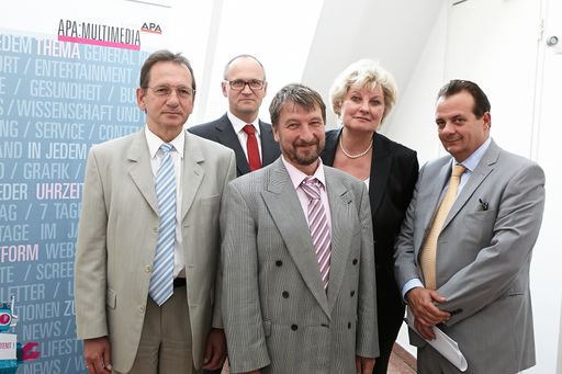 EBC - Social Media Monitoring: Wie Unternehmen den
digitalen Überblick behalten. Im Bild v.l.n.r.: Wilfried Raunikar
(IBM), Johannes Juranek (CMS Reich-Rohrwig Hainz Rechtsanwälte),
Jürgen Dorn (TU Wien), Waltraud Wiedermann (APA-DeFacto) und Thomas
Stern (Moderation, Braintrust)