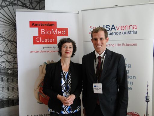  Johannes Sarx (Leiter des Programms Life Science
Austria in der aws und Co-Geschäftsführer von LISAvienna) mit Sandra
Migchielsen (Cluster Manager Life Sciences & Health beim Amsterdam
BioMed Cluster, Amsterdam Economic Board, dem diesjährigen Host der
BioEquity) bei der gestrigen Staffelübergabe in Amsterdam.