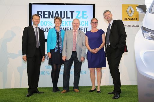 Im Bild V.l.n.r. Dipl.Kfm. Uwe Hochgeschurtz,
Generaldirektor Renault Österreich und Vertriebsgebiet Central,
Abgeordnete zum Nationalrat Martina DIESNER-WAIS, Johann Miedl,
Bürgermeister der Marktgemeinde Weissenbach in Niederösterreich,
Margarita Gilswert, Geschäftsführerin der Koinegg Gruppe, Vincent
Carré, Vertriebsdirektor für Elektroautos Renault s.a.s.