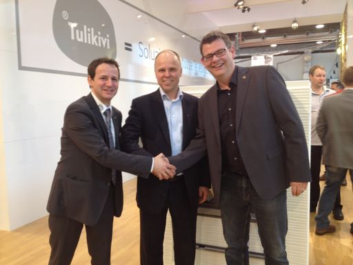 Vorschau Bild von Stefan Neuhauser und Tulikivi-Management bei der
Unterzeichnung des Generalimporteur-Vertrags