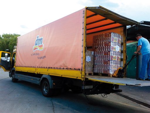  dm drogerie markt hilft betroffenen Mitarbeitern und den Menschen
in Bosnien-Herzegowina, Kroatien und Serbien.