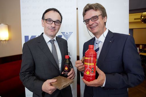  http://www.apa-fotoservice.at/galerie/5416 Im Bild
v.l.n.r. Dr. Armin Kaltenegger, KFV (Kuratorium für
Verkehrssicherheit) Bereichsleiter Normen & Recht und Dr. Arthur
Eisenbeiss, Sprecher der österreichischen Brandverhütungsstellen und
Direktor der Brandverhütungsstelle OÖ