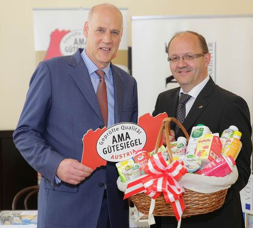 http://www.apa-fotoservice.at/galerie/5468/ Im Bild
v.l.n.r.: Dr. Michael Blass, Geschäftsführer der AMA-Marketing ;
Dir. Helmut Petschar, Präsident der Vereinigung Österreichischer
Milchverarbeiter.