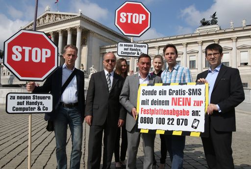 Michael Schneider (Unterstützer), Georg Schennet
(WK Wien), Thomas Schöfmann (Sprecher der Plattform für ein modernes
Urheberrecht), Joachim Losehand (vibe.at), Peter K. Estfeller
(Unterstützer) rufen zum gemeinsamen Protest gegen die
Festplattenabgabe auf.