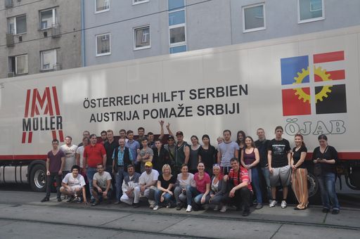  Österreichische Studenten ergriffen die Initiative
und unterstützen die Hochwasseropfer in Bosnien und Serbien. Foto
beim Beladen des von Müller Transporte zur Verfügung gestellten LKW
vor dem Studierendenwohnheim ÖJAB-Haus Niederösterreich 1, 1020
Wien.