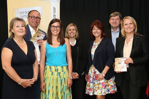  http://www.apa-fotoservice.at/galerie/5417 Im Bild
v.l.n.r.: Mag. Irene Ille (Direktorin Gymnasium Purkersdorf), Markus
Gruber (Herausgeber CAREER Verlag), Mag. Patricia Kaiser (Prof. und
Bildungslehrerin Gymnasium Purkersdorf), Julia Zmölnig, MA (Employer
Brand Managerin der Bank Austria), Mag. Monika Elsik
(Weiterbildungsexpertin des WIFI), Mag. Michael Bilina (Recruiting &
Employer Branding Spezialist der Allianz Elementar), Julia Labenz
(Marketing- und PR-Leiterin von Trenkwalder)