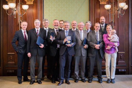 Die vom OVE im Rahmen der Generalversammlung
Ausgezeichneten mit ihren Laudatoren und der Verbandsspitze: VDir.
Dipl.-Ing. Mag. (FH) G. Christiner, Hofrat Dipl.-Ing. W. Schüller,
Mag. A. Wolfram, Prokurist Dipl.-Ing. W. Haimbl, Generalsekretär
Dipl.-Ing. P. Reichel, VDir. Baurat h.c. Dipl.-Ing. Dr. G.
Rabensteiner, Dipl.-Ing. Dr. F. Hofbauer, VDir. Dipl.-Ing. H.
Balber, Dir. Dipl.-Ing. Dr. P. Layr, Dipl.-Ing. H. Haidvogl,
Dipl.-Ing. Ch. Gabriel, Univ.-Prof. Dr.-Ing. A. Mütze (v.l.)