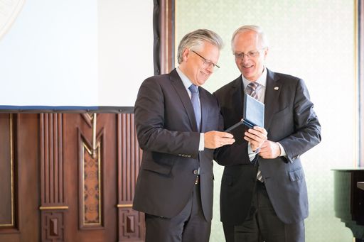 Vorschau Bild von VDir. Baurat h.c. Dr. Günther Rabensteiner (Verbund
AG) wurde mit der Goldenen Stefan-Ehrenmedaille - der höchsten
Auszeichnung des OVE - geehrt.
