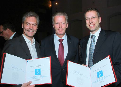 Die Preisträger Florian Buchner (Links) und Dietmar
Sternad mit Bundesminister Reinhold Mitterlehner
