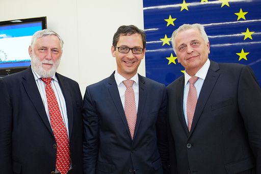  http://www.apa-fotoservice.at/galerie/5481 Im Bild
v.l.n.r. Franz Fischler - ehemaliger EU Kommissar, Richard Kühnel -
Vertreter der Europäischen Kommission in Österreich und Rudolf
Hundstorfer - Bundesminister