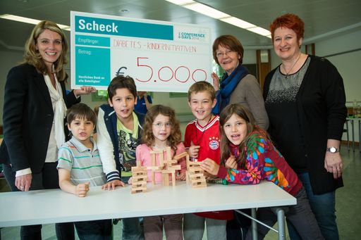 Hintere Reihe, v.l.n.r.: Mag.a Gabriele Grom
(Geschäftsführerin von MSD in Österreich), Elsa Perneczky (ÖDV
Wien), Gabriele Schreiner (ÖDV Burgenland), Vordere Reihe:
Seminar-TeilnehmerInnen