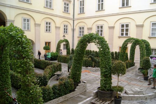 Vorschau Bild von Anlässlich des 22. Life Ball gestaltet STARKL auch
heuer wieder den Innenhof der Hofburg, den so genannten
Schweizerhof, mit dem diesjährigen Motto 'Garten der Lüste'.