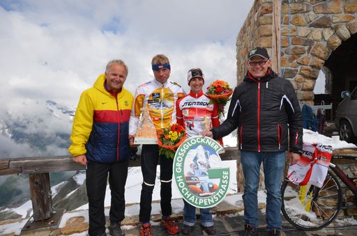  v.l.n.r.: Mag. Christian Wörister
(Geschäftsführer Ferienregion Nationalpark Hohe Tauern GmbH), Rad
GLK-König Andreas Ortner, Rad GLK-Königin Prieling Nadja und Thomas
Hörl (Geschäftsführer TVB Großglockner-Zellersee)