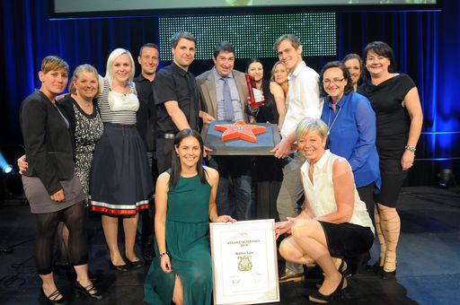 Vorschau Bild von Walter Egle (in der Mitte) mit Team