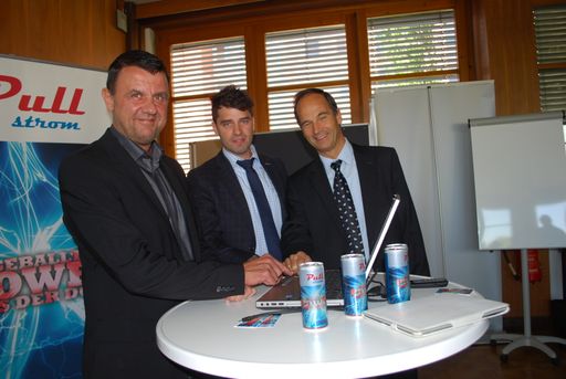 Vorschau Bild von "Go!" Symbolisch drücken die beiden STW-Vorstände
Mag. Christian Peham (li) und Dipl.-Ing. Romed Karré (re) sowie
Projektleiter Mag. Helge Spendier auf den Startknopf für die
rot-weiß-rote Bestpreis-Onlinemarke "Pullstrom". Die neue
Internet-Marke verzeichnet bereits einen regelrechten Ansturm.