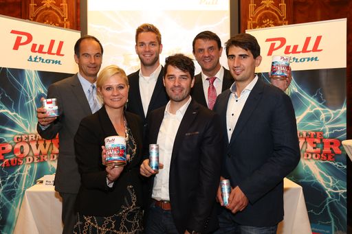 Vorschau Bild von Präsentierten geballte Power aus der Dose (v.l.):
STW Vorstand Dipl.-Ing. Romed Karré, Marketingleiterin Mag. Birgit
Rutter, Online-Experte Mag. Manuel Schnell, Projektleiter Mag. Helge
Spendier, STW Vorstand Mag. Christian Peham und Mag. Martin Florian
(technischer Projektleiter). Die Online-Marke "Pullstrom" bietet
bundesweit den Bestpreis an.