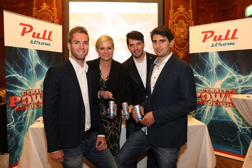 Vorschau Bild von Stellten auch in Wien die neue
Bestpreis-Onlinemarke "Pullstrom" vor (v. l): Online-Experte Mag.
Manuel Schnell, Marketing-Expertin Mag. Birgit Rutter, Projektleiter
Mag. Helge Spendier und Mag. Martin Florian (technischer
Projektleiter).