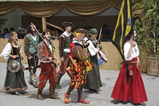 Vorschau Bild von Das Mittelalterfest findet in diesem Jahr zum
fünfzehnten Mal statt und lädt Besucher dazu ein, sich ins "Goldene
Zeitalter" des historischen Marktes zurückzuversetzen.
