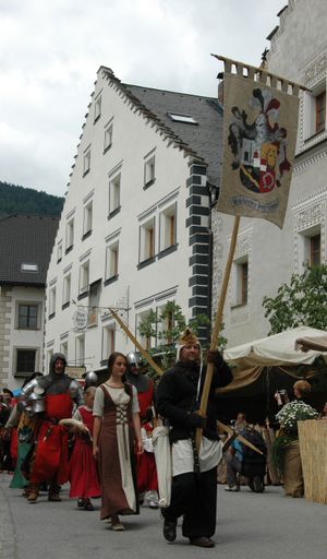Vorschau Bild von Die Mauterndorfer Bevölkerung dreht das Rad der
Zeit zurück und nimmt kleine und große Mittelalter-Fans mit auf eine
Zeitreise samt Konzerten, Umzügen, Handwerkermarkt, Kinderprogramm
und Ritterlager.