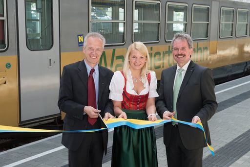 Verkehrslandesrat Karl Wilfing und NÖVOG
Geschäftsführer Gerhard Stindl beim Durchschneiden des Bandes im
Betriebszentrum der Waldviertelbahn am 10. Mai 2014.