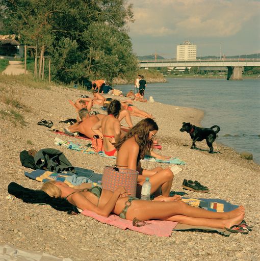 Anton Kehrer, Badende am Donaustrand Urfahr, aus dem Fotozyklus
Linz / Landscape, Nature & Sky, 2007