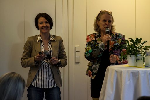 Im Bild (v.l.n.r.): Mag. Bettina Wachter
(pädagogische Koordinatorin bei KIWI) und Monika Riha (pädagogische
Geschäftsführerin bei KIWI)