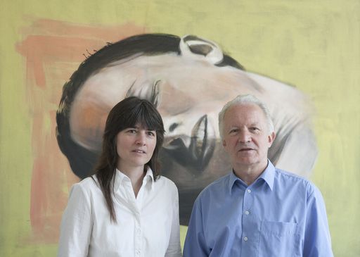  http://www.apa-fotoservice.at/galerie/5518/ Im Bild
v.l.n.r.: Karin Kühtreiber (Grafik, Webdesign, Produktion), Dr.
Georg Hauptfeld (Verleger)
