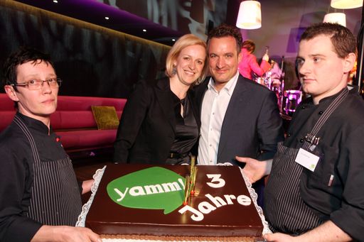 Vorschau Bild von Gabriele Weiß, Monika Csigó, Markus Teufel und
Karl Nöbauer (vl.nr.) mit der Jubiläumstorte