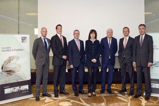 http://www.apa-fotoservice.at/galerie/5520 Im Bild
von v.l.n.r.: Lars Rueckert (Morgan Stanley), Stefan Weiner (JP
Morgan); Robert Machtlinger (COO FACC); Birgit Kuras (Börse Wien);
Walter A. Stephan (CEO FACC); Andreas Schoberleitner (COO FACC);
Friedrich Mostböck (Erste Group)