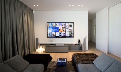 Vorschau Bild von Im Wohnzimmer des Palais Rasumofsky wurde ein 84'' UltraHD TV
installiert.