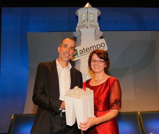 Klaus Candussi und Walburga Fröhlich,
Geschäftsführung von atempo, mit dem Trigos Award 2014 für Social
Entrepreneurship.