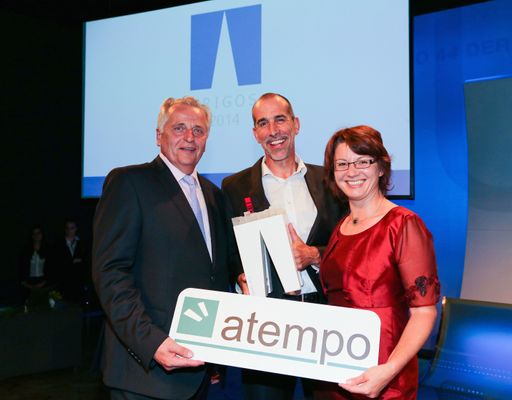 Vorschau Bild von Sozialminister Rudolf Hundstorfer gratuliert den
atempo-Geschäftsführern Klaus Candussi und Walburga Fröhlich zum
Trigos Award 2014 für Social Entrepreneurship.