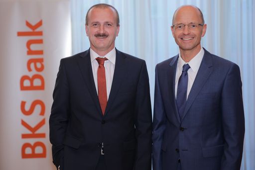 http://www.apa-fotoservice.at/galerie/5504
Fondsmanager Alois Wögerbauer (links) mit BKS Bank-Vorstandsmitglied
Wolfgang Mandl im Casineum Baden.