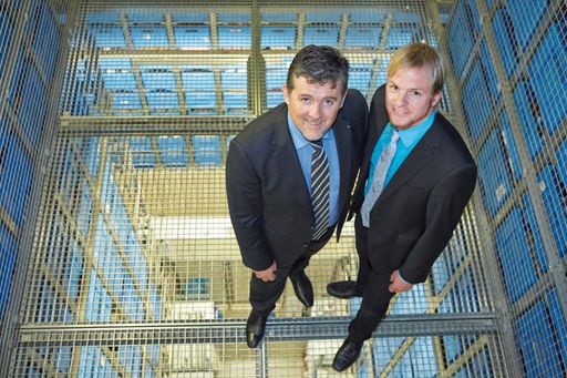 Hubert Krabichler, in der Geschäftsführung verantwortlich für
Logistik, und Elmar Riepl, Manager für Filiallogistik (v.l.), im
Hochregallager des VZ Enns.