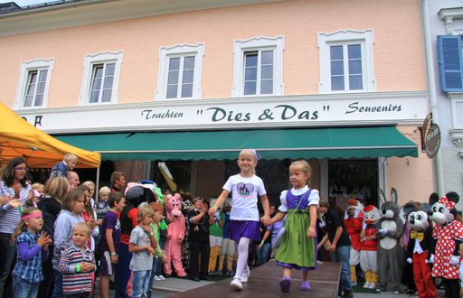 Vorschau Bild von Familien zücken Kalender und Rotstift: am 20.
Juli 2014 (10.00-18.00 Uhr) wird das historische Radstadt wieder von
Tausenden Kindern gestürmt.
