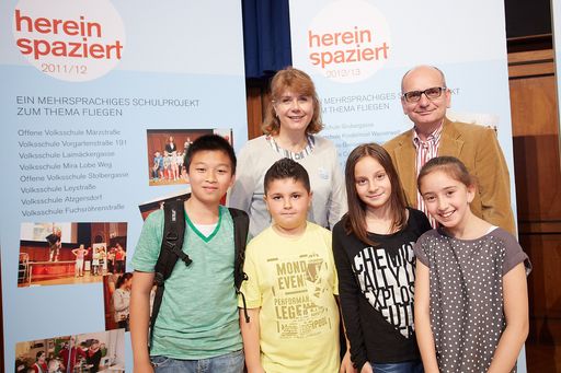 http://www.apa-fotoservice.at/galerie/5474 Im Bild
v.l.n.r. Dr. Gabriele Zuna-Kratky (Direktorin Technisches Museum
Wien), Mag. Harald Nograsek (Verkehrsbüro) und Kinder aus den
teilnehmenden Schulklassen