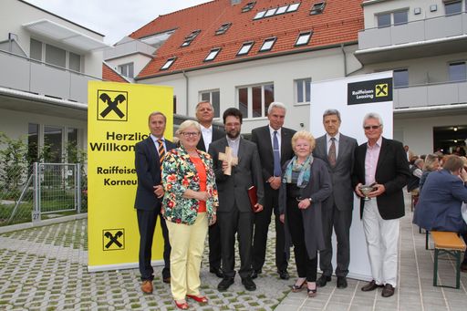  Im Bild v.l.n.r.: Dir. Helmut Stöckl |
Geschäftsleiter Raiffeisenbank Korneuburg; Abg.z.NR Dorothea
Schittenhelm | Bürgermeisterin Bisamberg; Mag. Alexander Schmidecker
| CEO Raiffeisen-Leasing; Mag. Andreas Lueghammer | Pfarrer
Bisamberg; Mag. Andreas Korda, Geschäftsleiter Raiffeisenbank
Korneuburg; Rosa Bauer | GGR Bisamberg; RA Dr. Werner Paulinz |
Partner Hetsch&Paulinz Rechtsanwälte | Obmann RB Korneuburg; Josef
Bauer