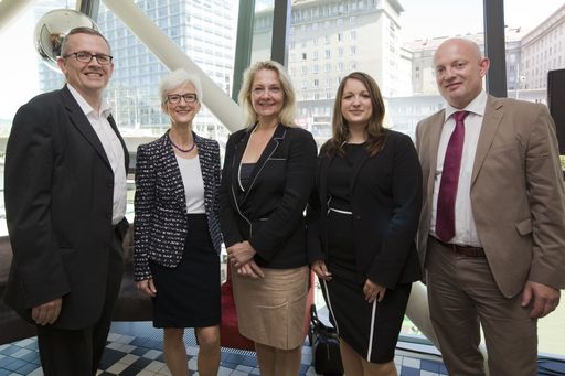  http://www.apa-fotoservice.at/galerie/5506 Im Bild
vlnr.:v.l.n.r.: Christian Hoffmann (Cineplexx), Mag.Ilse Stria
(Humbold, Businessakademie), Prof. Dr. Ada Pellert, MA Sandra Jauk
(Verkehrsbüro Group), Harald Schörg, MSc (Rail Cargo)
