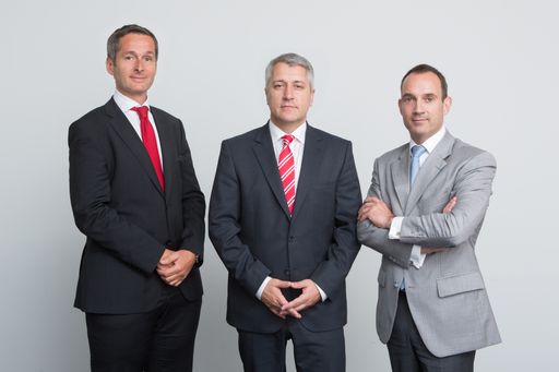 Der neue Vorstand der Europäischen
Reiseversicherung: Vorstandsvorsitzender Mag. Wolfgang Lackner
(Mitte) mit Mag. (FH) Andreas Sturmlechner (links) und Jean-Francois
Diet.